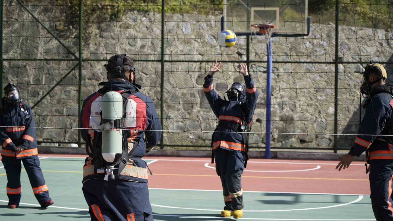 İtfaiye kostümüyle voleybol oynadılar, nefes kontrolü yaptılar
