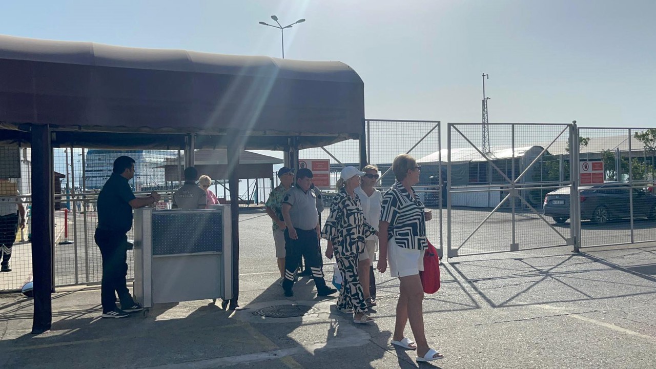 Lüks kruvaziyer 867 yolcu ve 469 mürettebatıyla Alanya’ya demirledi
