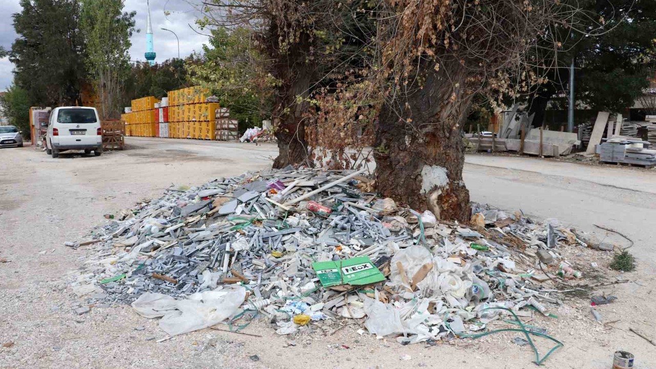 Baksan Sanayi Sitesi’nde ağacın çevresindeki moloz ve sanayi atıklarına tepki

