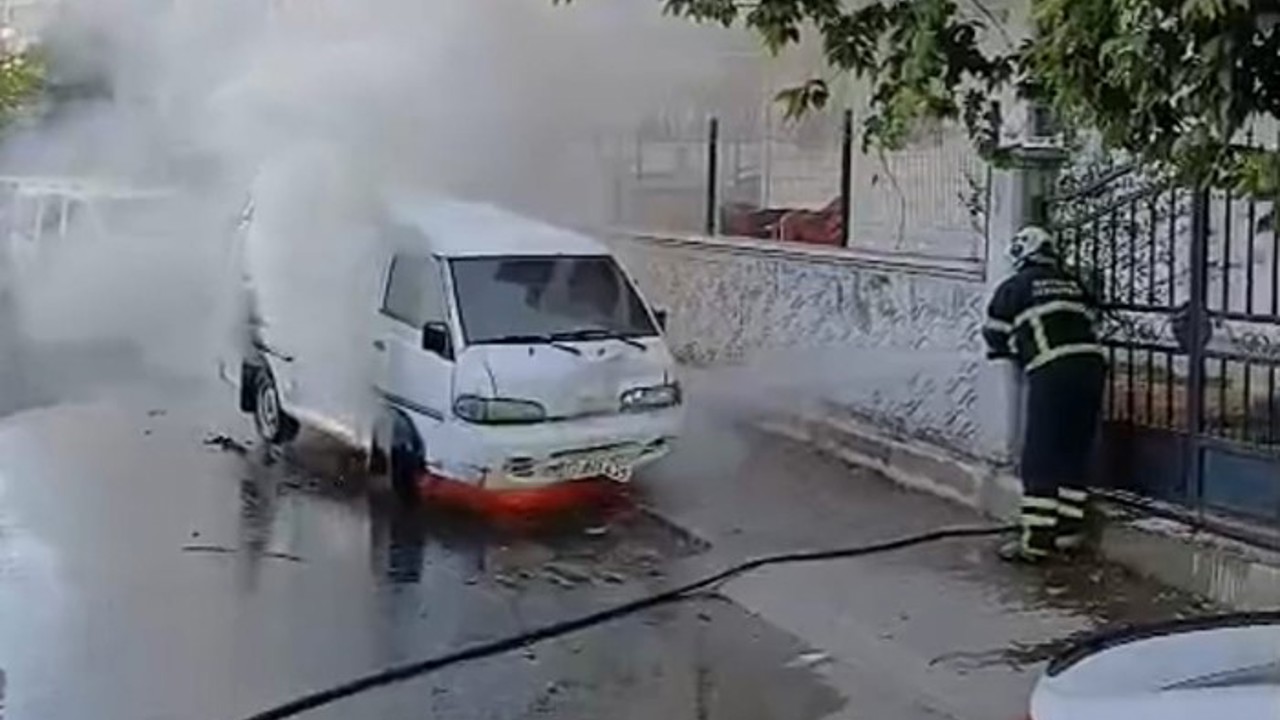 Batman’da park halindeki minibüs yandı
