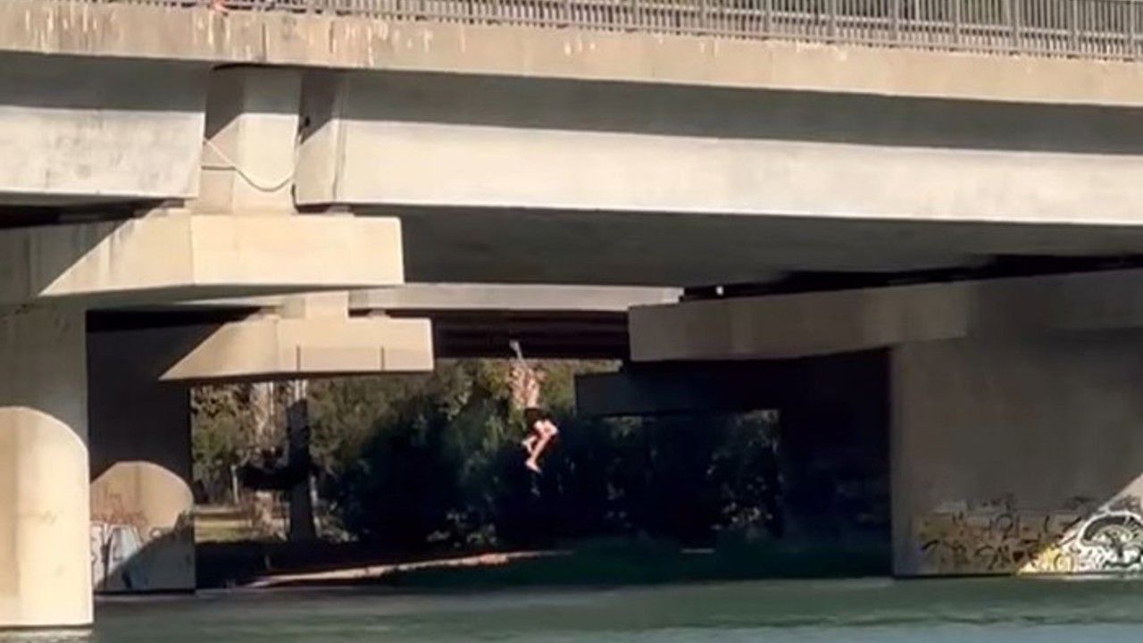 Serinlemek için metrelerce yükseklikten nehre atladılar
