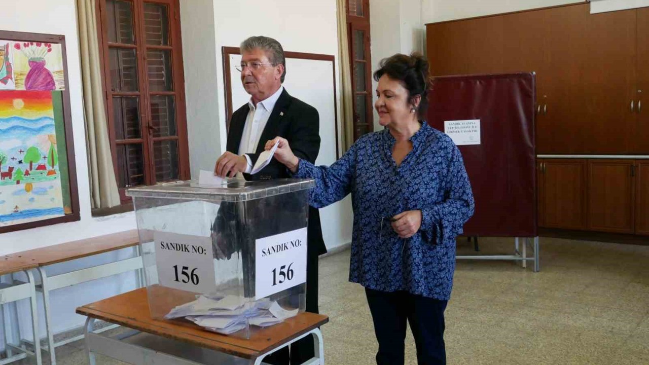 KKTC Başbakanı Üstel, oy kullandı

