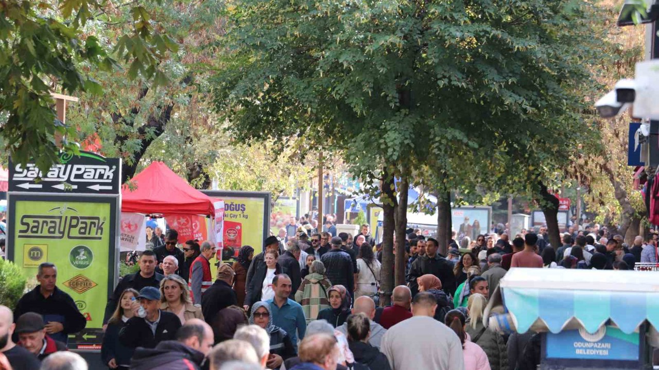 Havanın sıcak oluşunu fırsat bilenler kendini dışarıya attı

