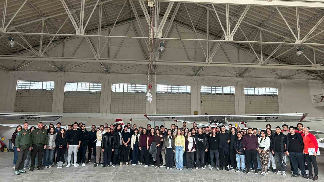 Üniversite öğrencileri İnönü Havacılık Eğitim Merkezi’ni ziyaret etti, eğitim uçaklarını yakından gördü
