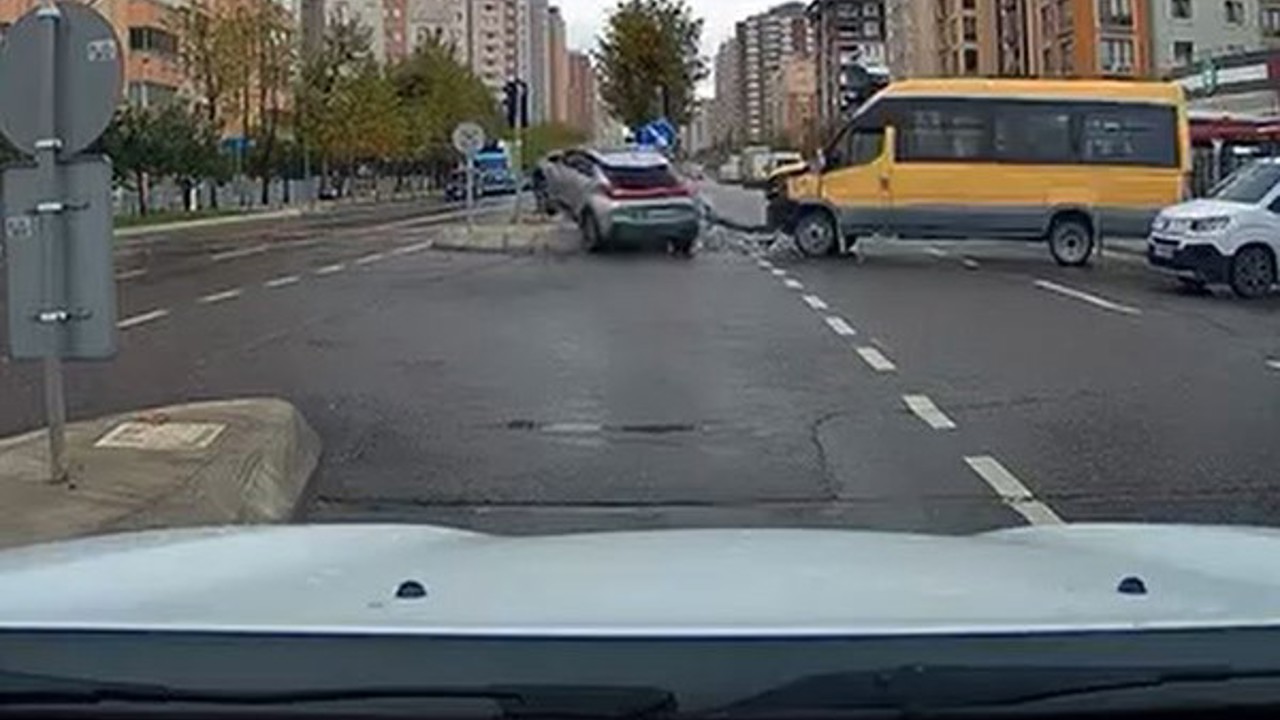 Beylikdüzü’nde kırmızı ışıkta geçen sürücü kazaya neden oldu: O anlar kamerada
