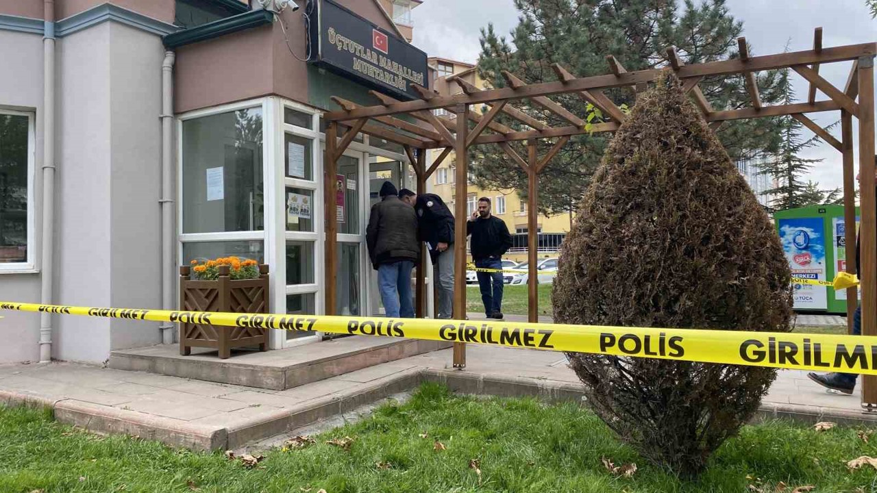 Motosikletli saldırgan muhtarlığa kurşun yağdırdı
