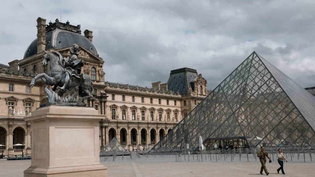 Paris’teki ünlü Louvre Müzesi’nde soygun paniği: Müze ziyaretçilere kapatıldı
