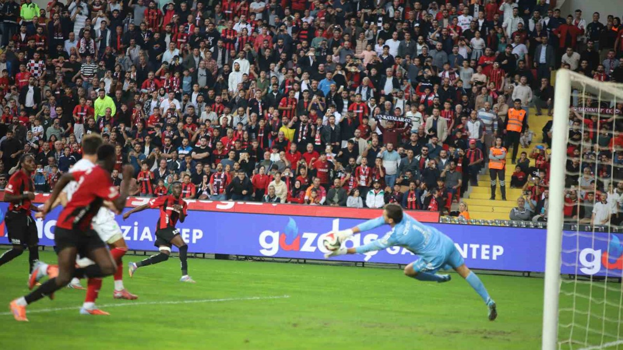 Trendyol Süper Lig: Gaziantep FK: 3 - Antalyaspor: 0 (İlk yarı)
