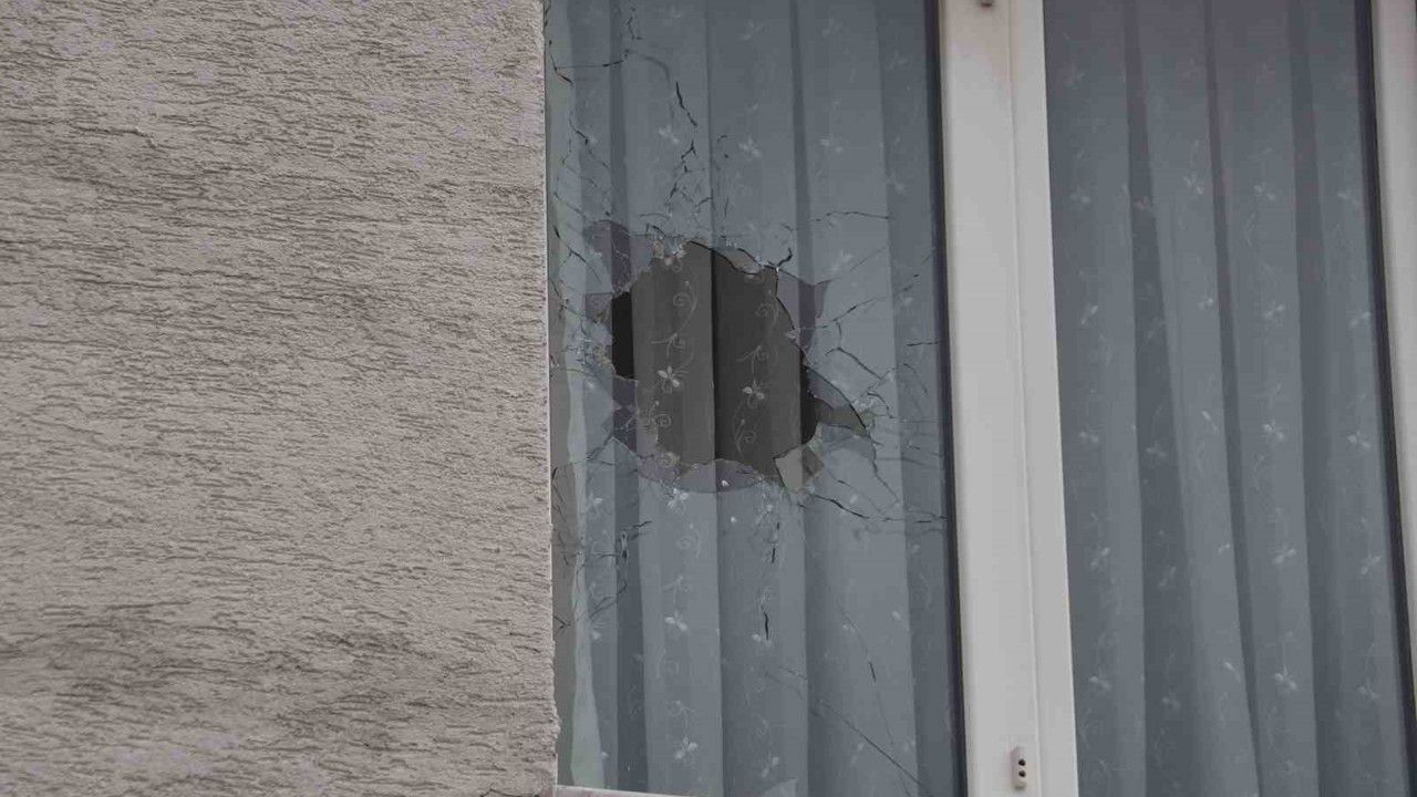 Eskişehir’de eşinin yaşadığı daireye tüfekle 2 el ateş edip kaçtı
