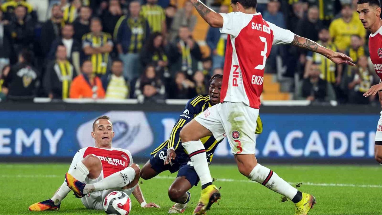 Trendyol Süper Lig: Fenerbahçe: 2 - Fatih Karagümrük: 0 (İlk yarı)

