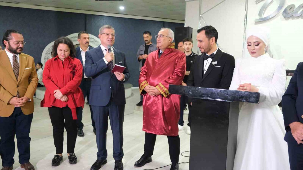 Başkan Arslan genç çiftin nikahını kıydı
