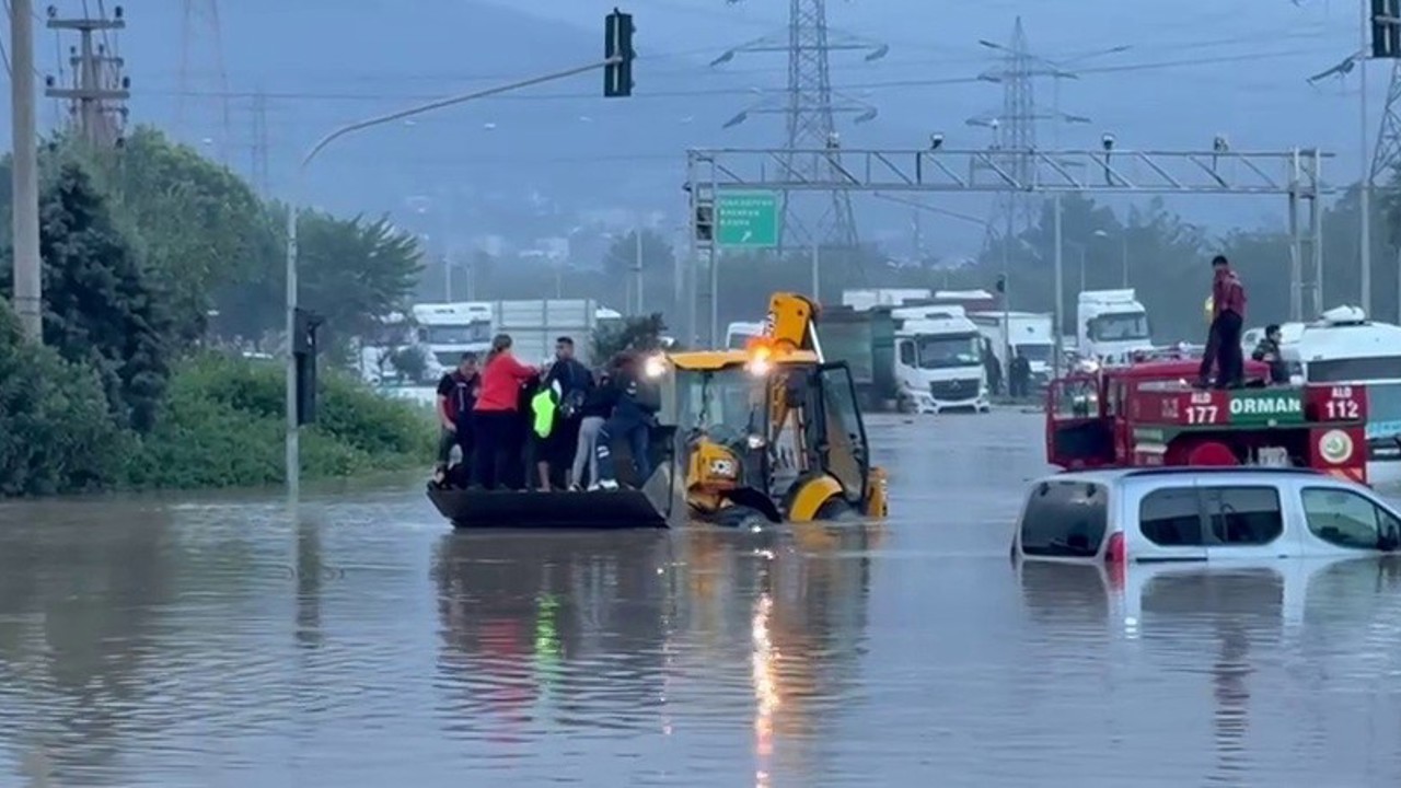 Hatay’da denizde hortum çıktı, karada etkili olan yağış sele neden oldu

