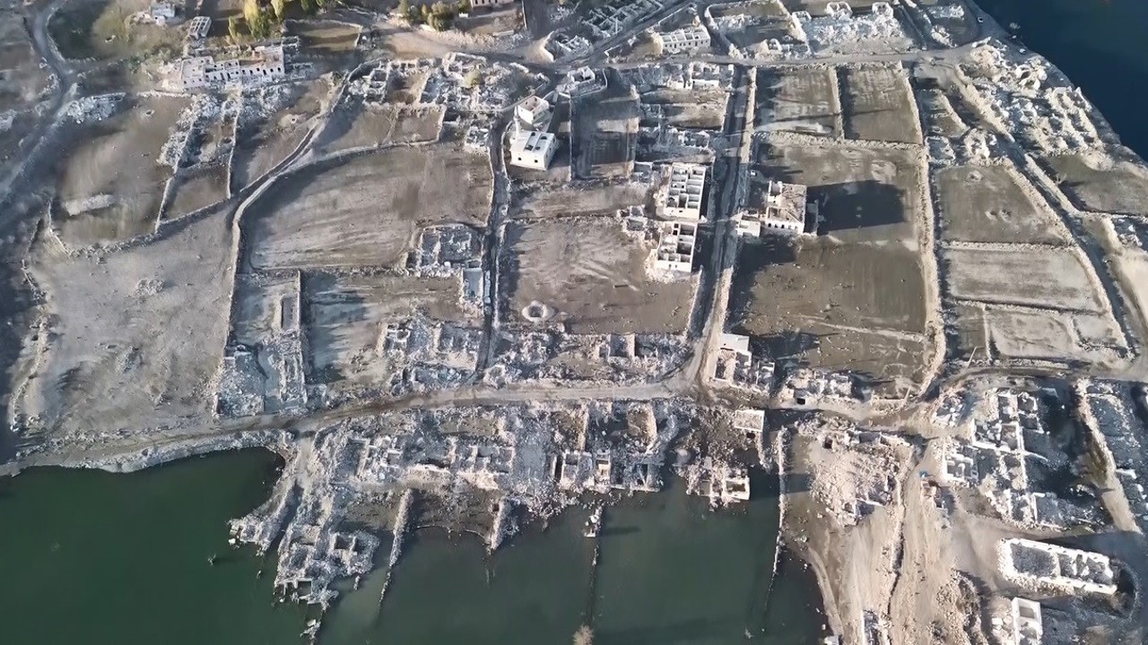 Kars’ta sular çekildi, eski köy ortaya çıktı
