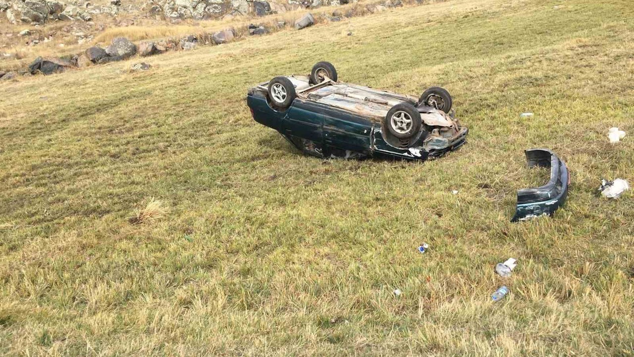 Arpaçay’da yoldan çıkan otomobil takla attı
