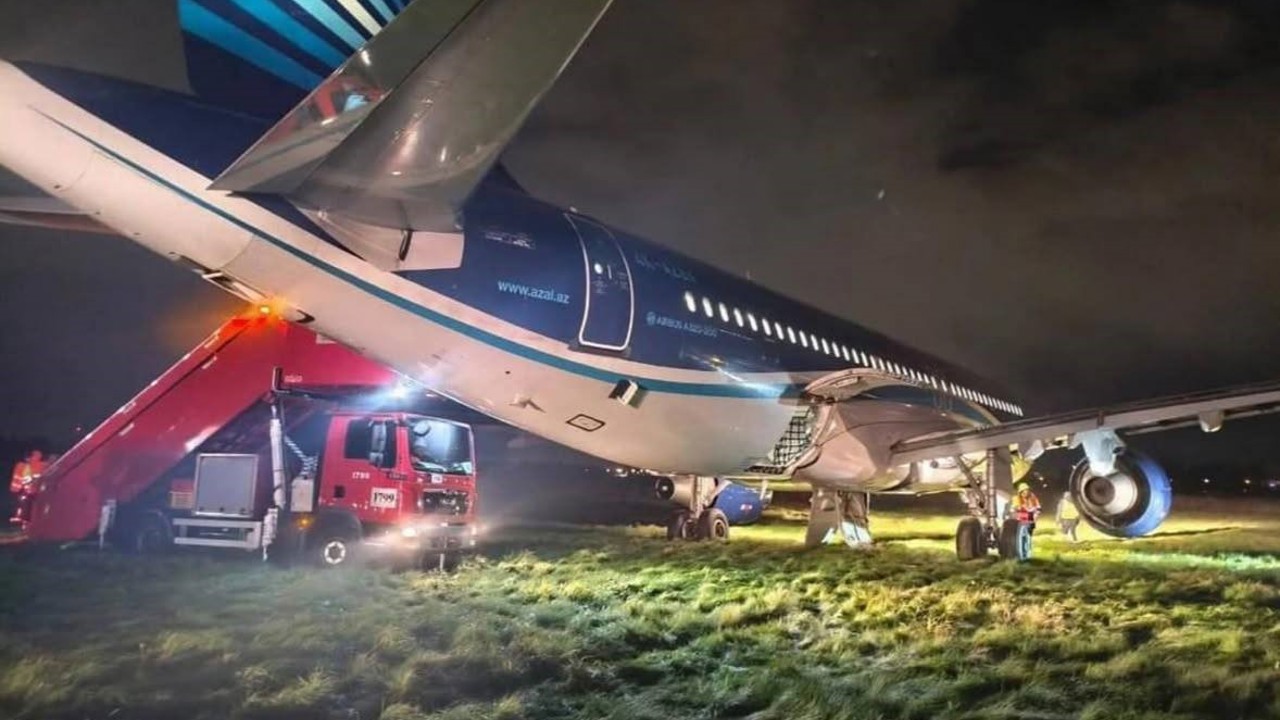 Azerbaycan Hava Yolları’na ait uçak, teknik arıza nedeniyle zorunlu iniş yaptı
