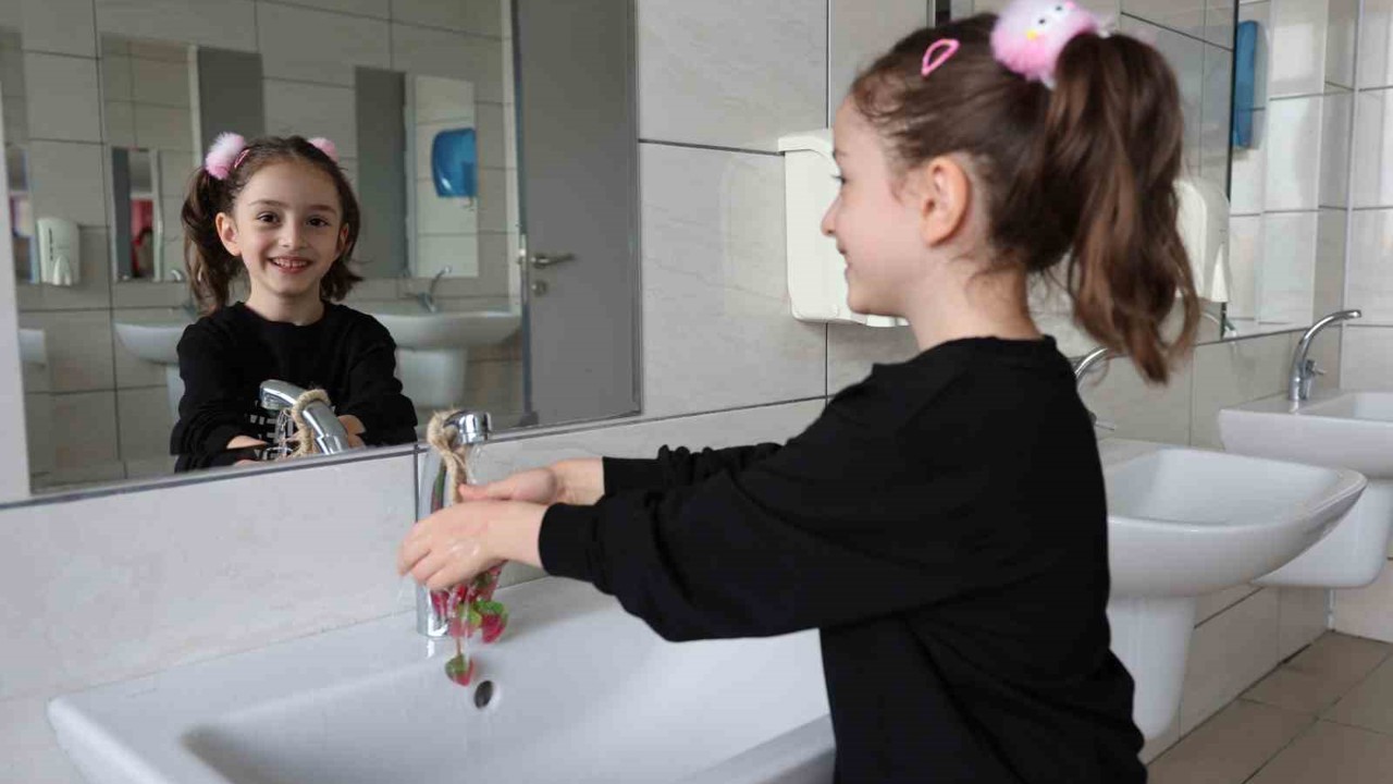 Çocuklarda el yıkamaya teşvik etmek için meyve şeklinde sabun tasarladı
