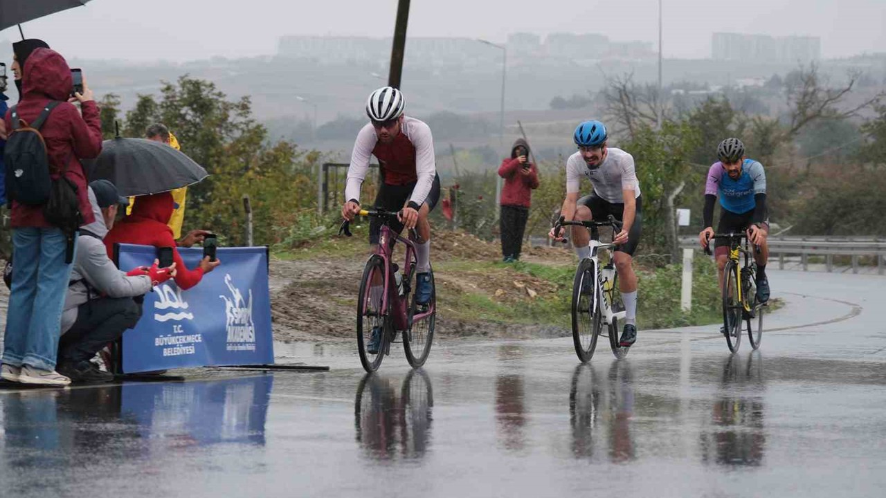 6. Uluslararası Ali Hüryılmaz Bisiklet Yarışı’nda sporcular nefesleri kesti
