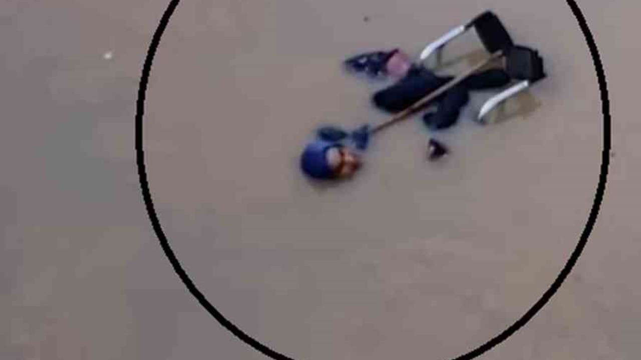 Suyla dolu alt geçitte ölümle burun buruna gelen engelli yaşlı kadını itfaiye kurtardı
