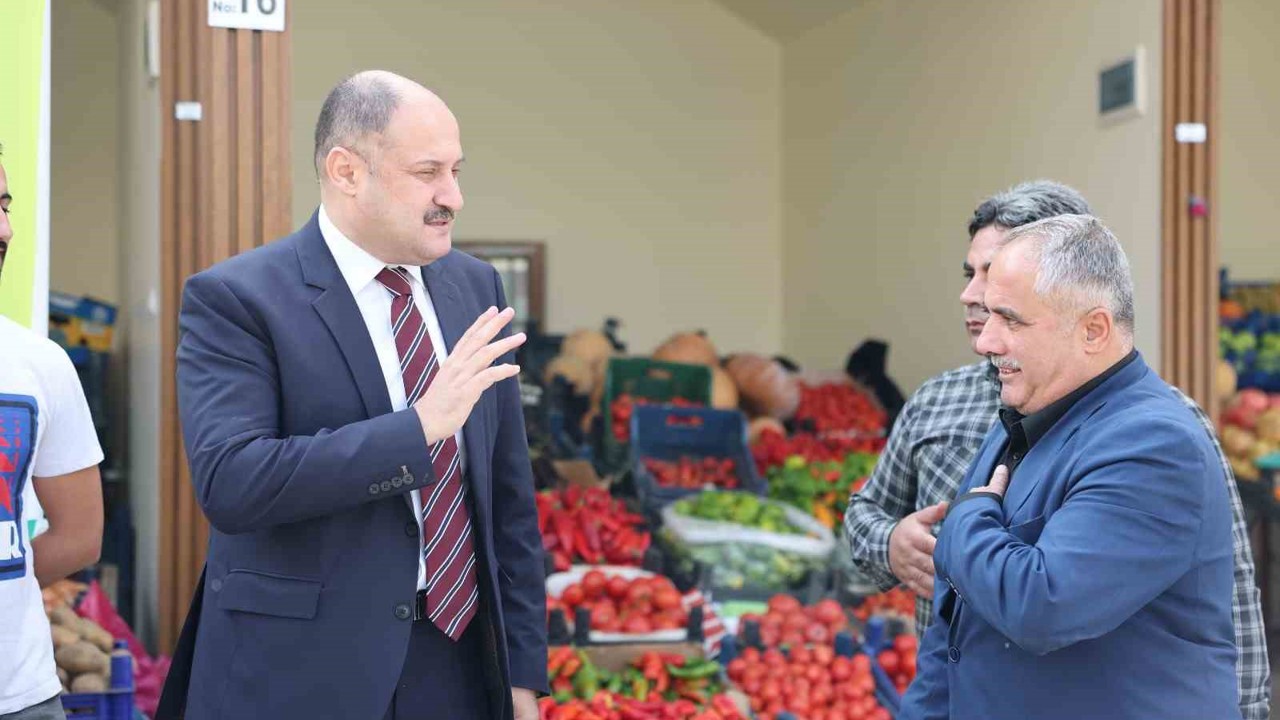 Gülpınar yenilenen pazarda esnafla bir araya geldi
