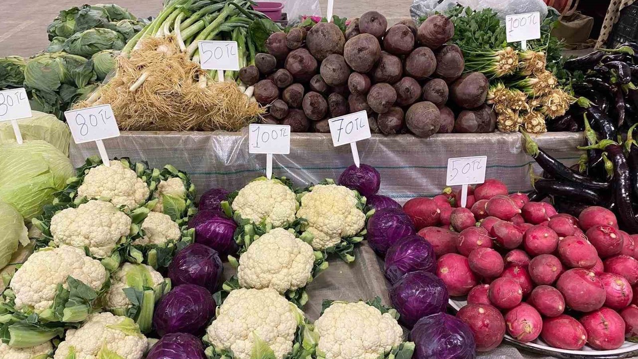 Sarıgöl Pazarı ata tohumlu sebzelerle renklendi

