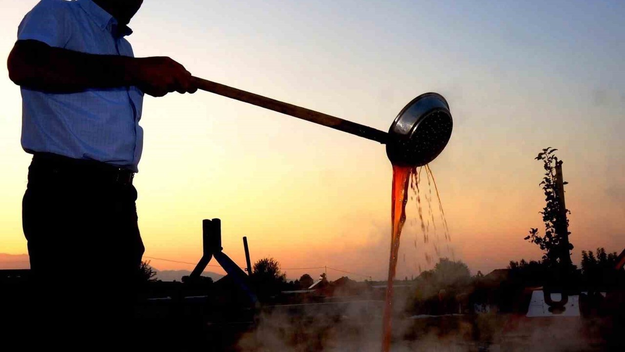 Sarıgöl’de pekmez köpüğü geleneği yaşatılıyor
