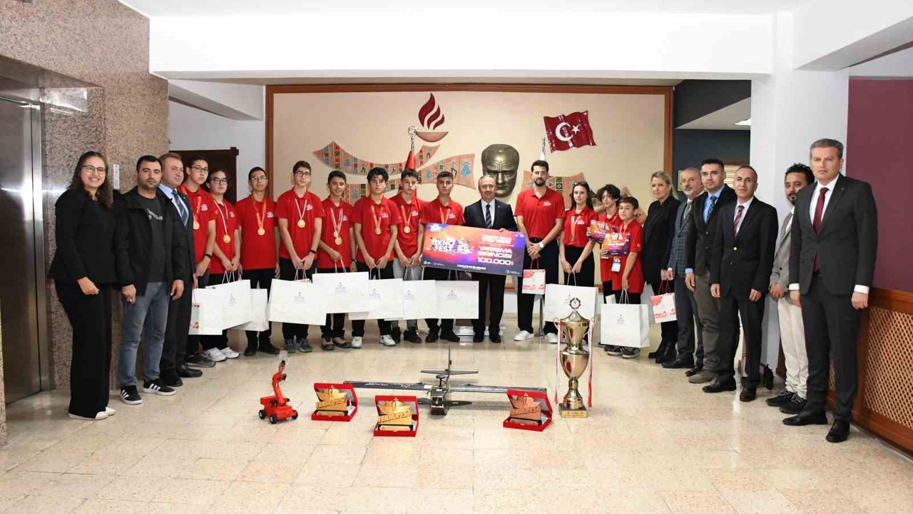 TEKNOFEST şampiyonlarından İl Milli Eğitim Müdürü Aydın’a ziyaret
