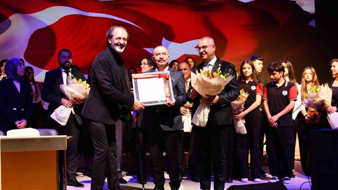 Yücel Arzen, öğrencilerle birlikte sahne aldı
