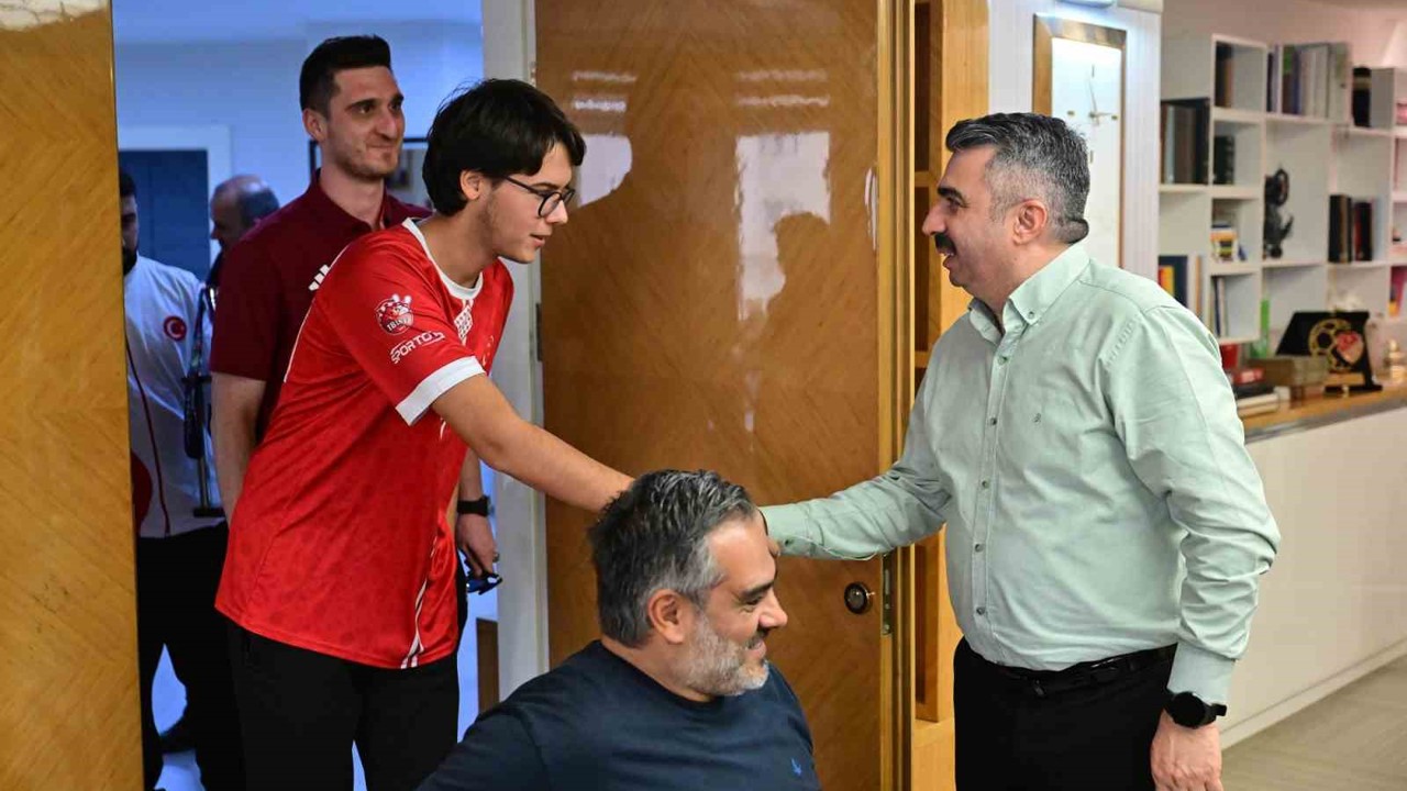 Başkan Yılmaz şampiyonları ağırladı
