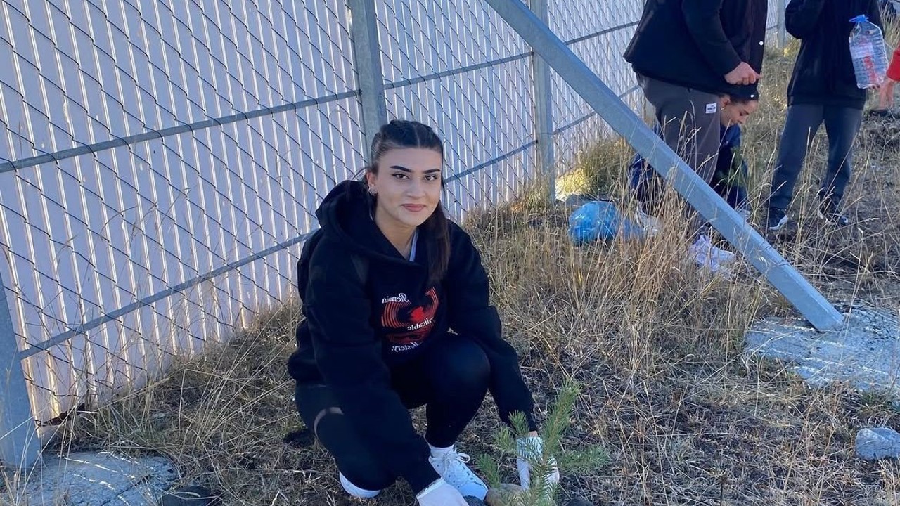 Sarıkamış’ta öğrenciler fidan dikti

