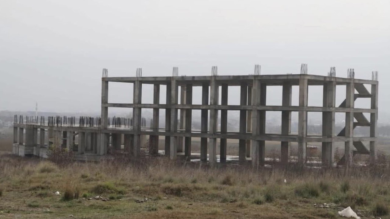 Gönen’de fakülte inşaatı yıllardır tamamlanamıyor: Hayırsever desteğiyle başlatılan proje sessizliğe büründü
