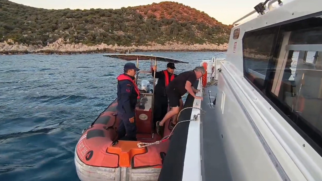 Antalya’da kayalıklarda mahsur kalan Alman turisti Sahil Güvenlik ekipleri kurtardı
