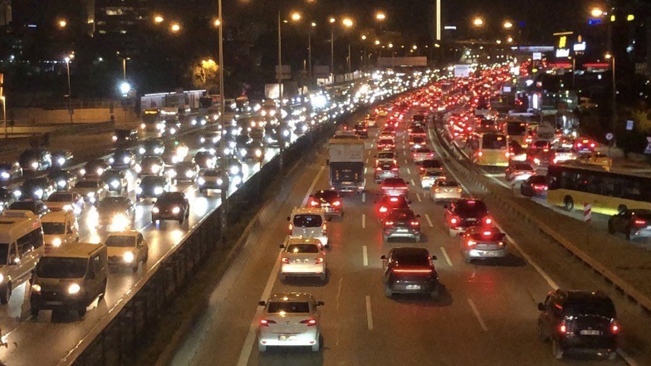 İstanbul’da haftanın ilk mesai gününde akşam trafiği yüzde 78’e ulaştı
