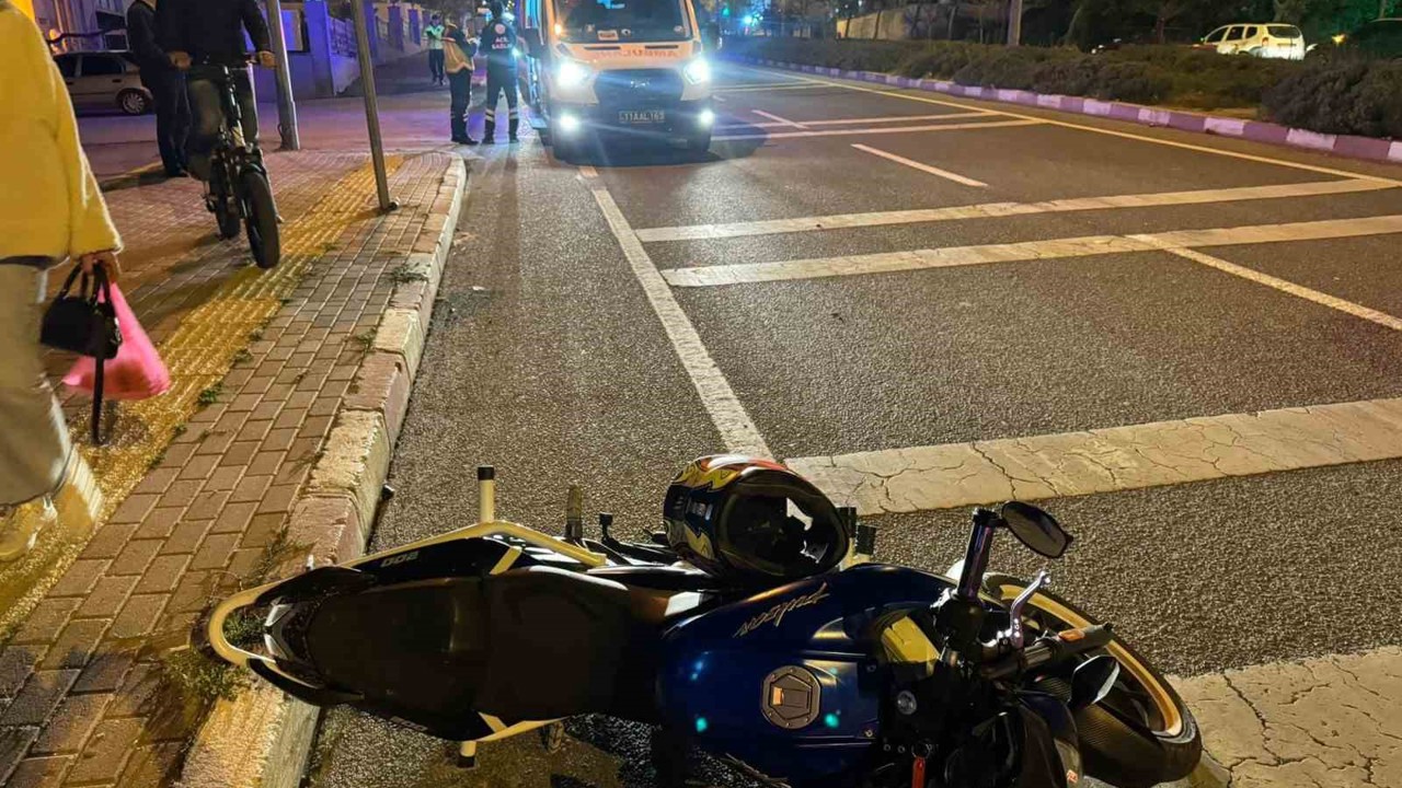 Karşıdan karşıya geçmeye çalışan yayaya motosiklet çarptı: 2 yaralı
