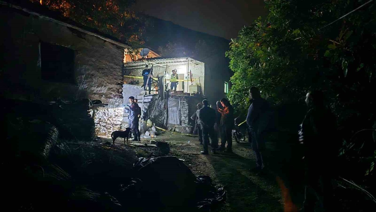 İzmir’de aile faciası: Oğlunu öldürdü, eşini ağır yaraladı
