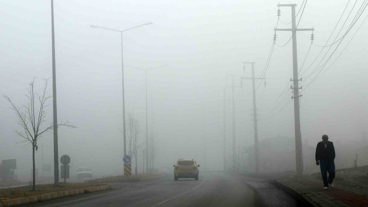 Erzincan’da yoğun sis: Görüş mesafesi 30 metreye kadar düştü
