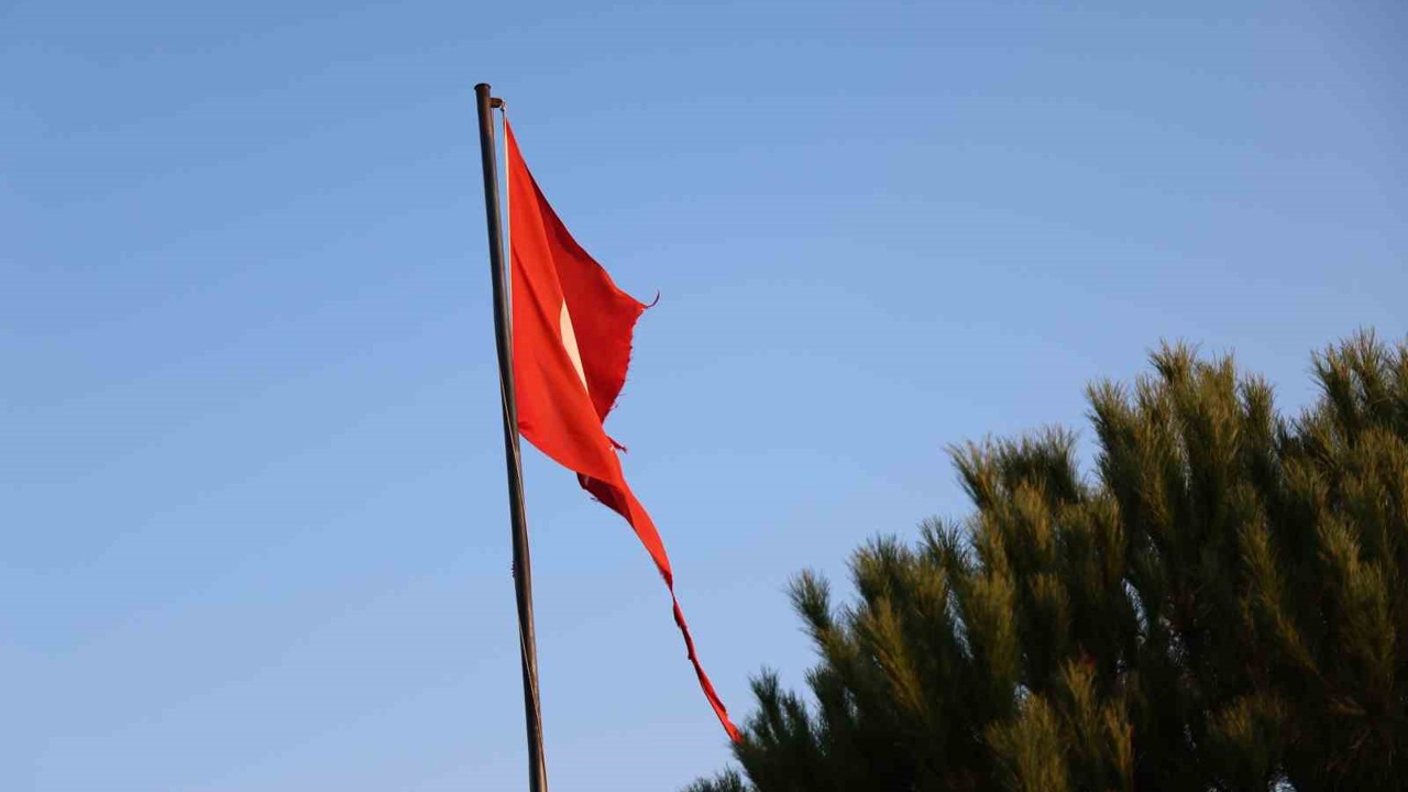 Yırtılan Türk bayrağı değiştirileceği günü bekliyor
