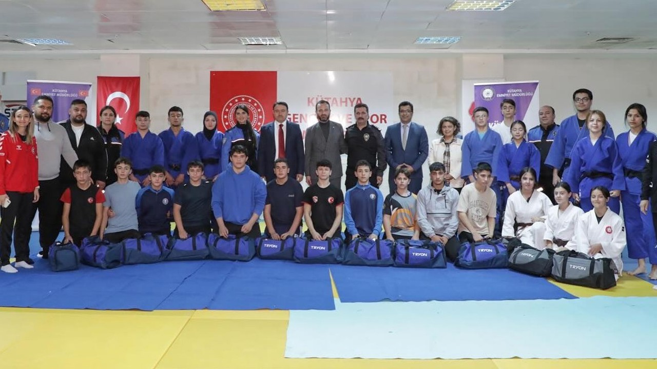 Kütahya’da judo ve güreş branşlarında eğitim alan öğrencilere spor malzemesi desteği
