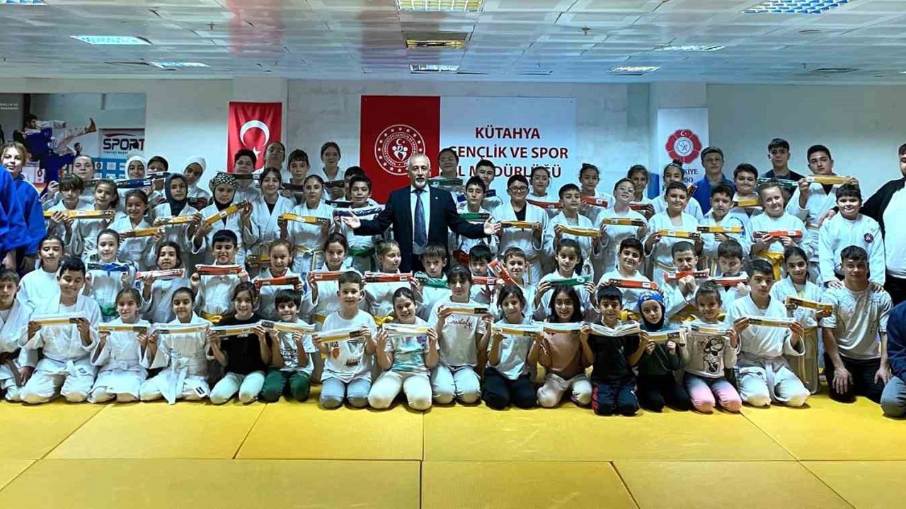 Judoda terfi heyecanı, 100 sporcu bir üst kemere yükseldi
