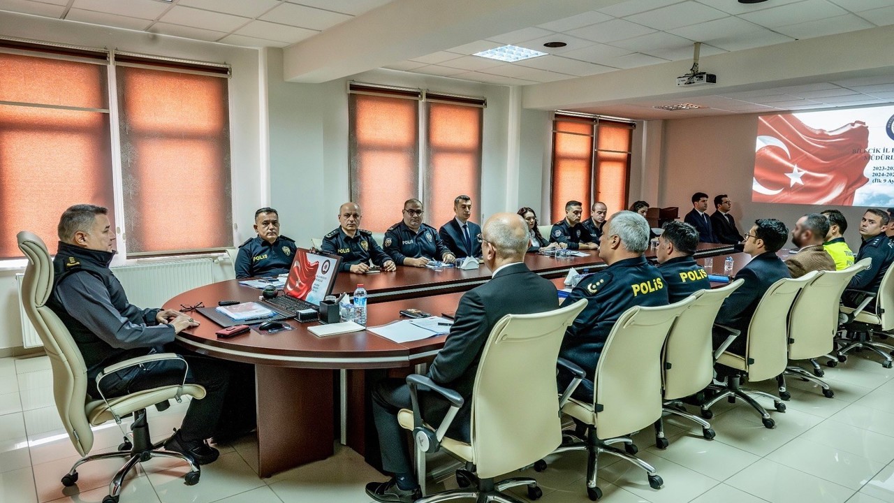 Bilecik emniyeti haftalık operasyon planlarını gözden geçirdi
