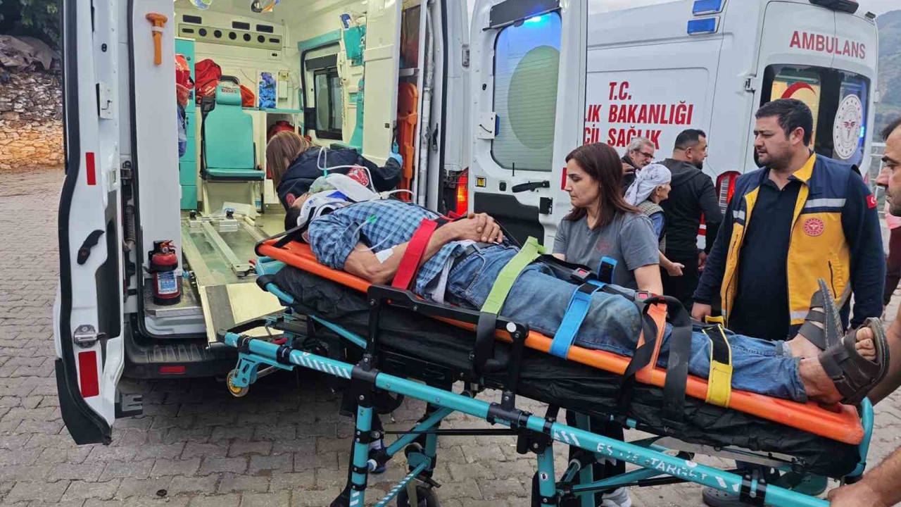 Nazilli’de kamyonet uçuruma yuvarlandı: 3 yaralı
