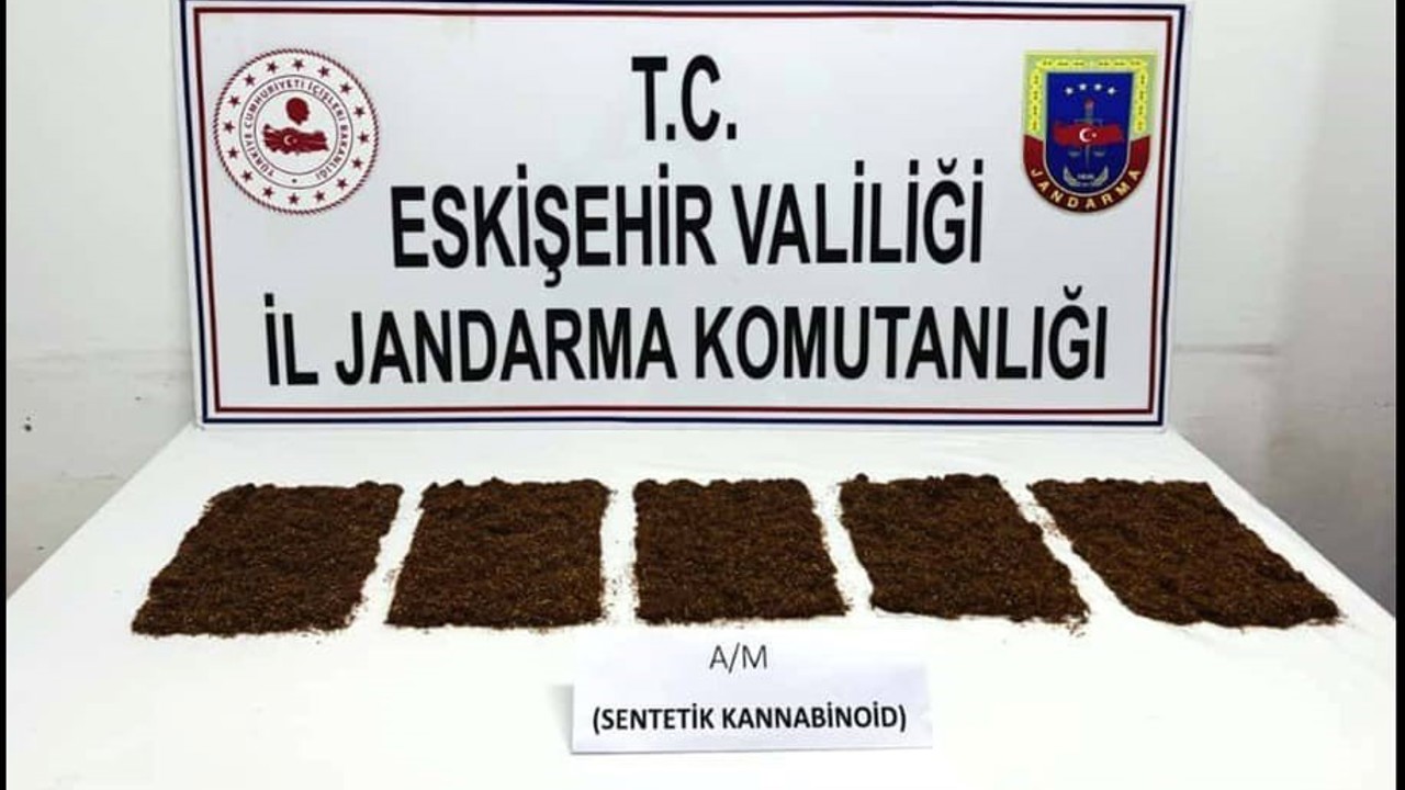 İlçeye uyuşturucu taşıyan 3 şahıs jandarma tarafından yakalandı
