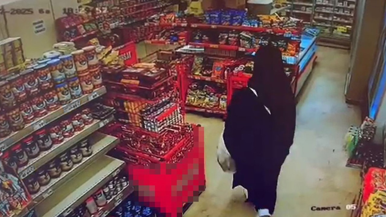 Arnavutköy’de kadın kılığına giren çocuk hırsız kamerada
