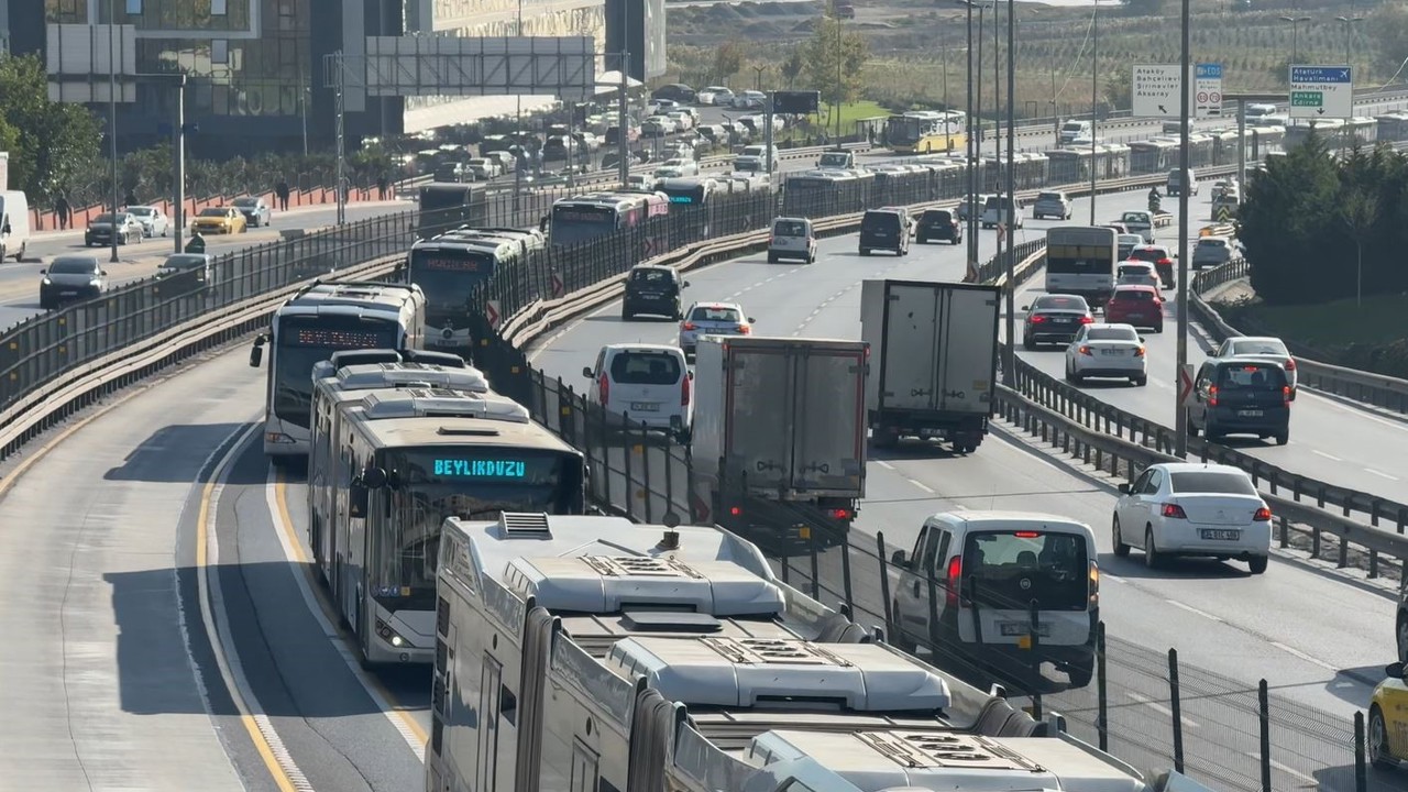 İstanbul’da iki metrobüs çarpıştı: 1 yaralı
