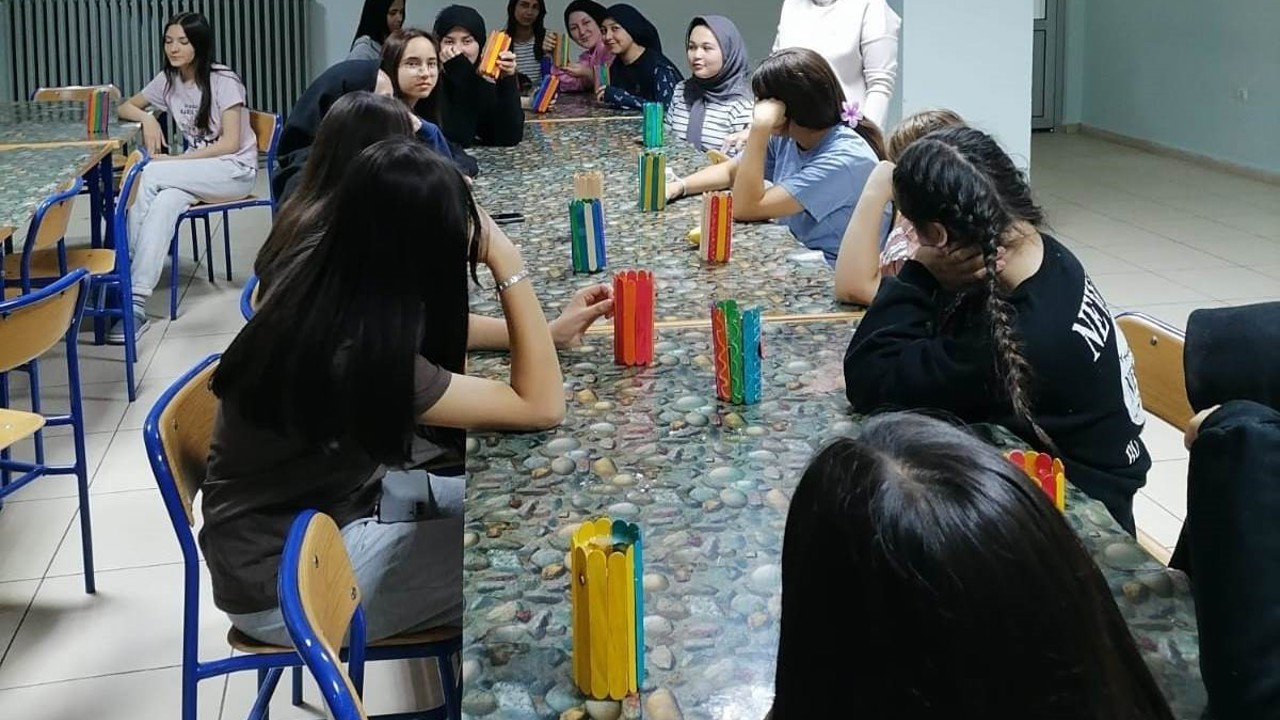 Okul pansiyonunda, "Atık Kağıt ve Muhtelif Ambalajdan Aksesuar Yapımı" kursu
