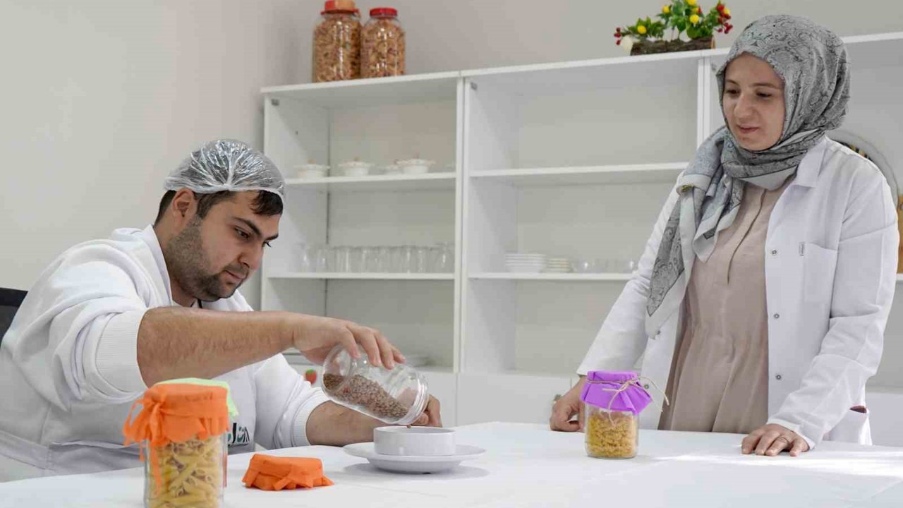 Büyükşehir özel gereksinimli bireyleri açtığı kurslarla topluma kazandırıyor
