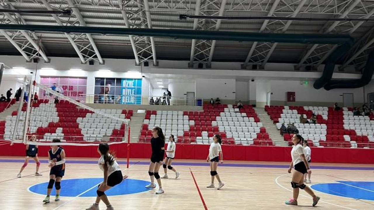Bozüyük’te gençler voleybol sahasında buluştu
