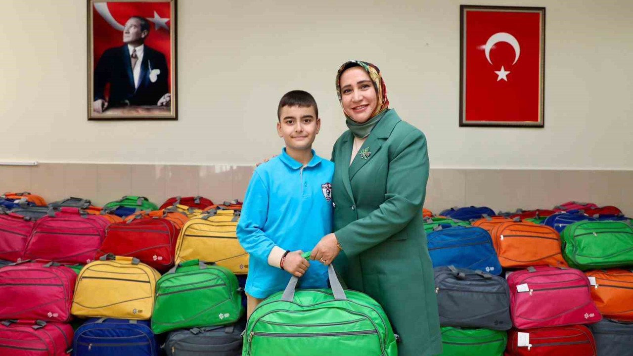 Cumhuriyetin 102. yılında öğrencilere anlamlı hediye
