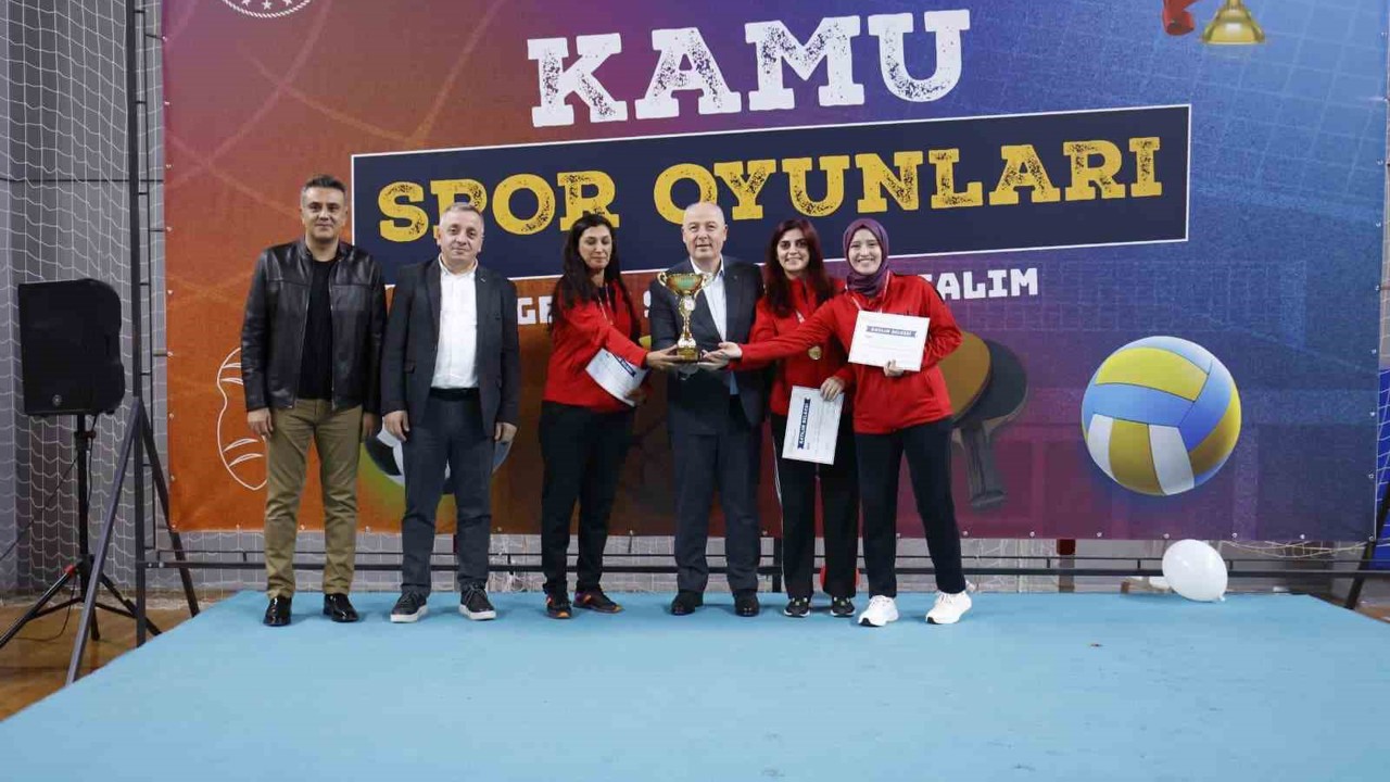 Kamunun şampiyonları kupalarını aldı
