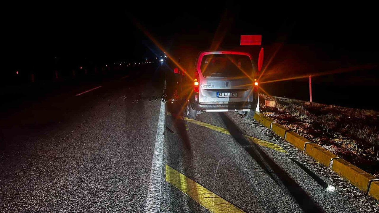 Tırla hafif ticari aracın çarpıştığı kazada 2 kişi yaralandı
