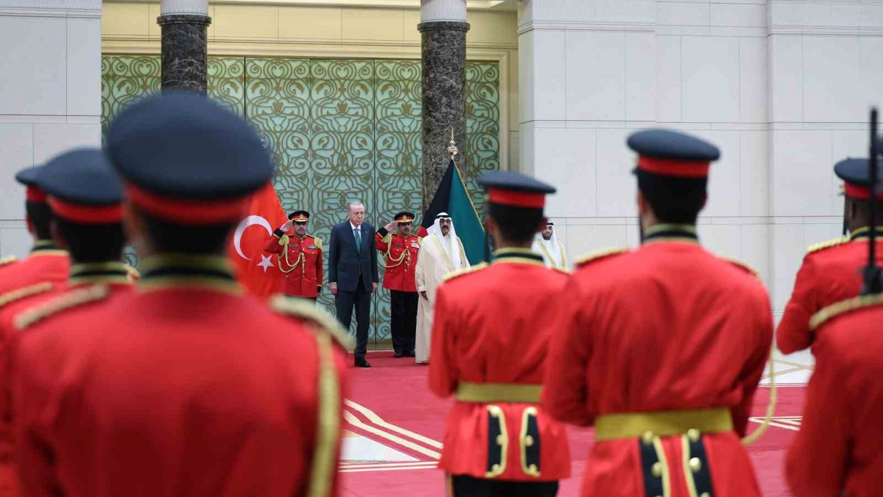 Cumhurbaşkanı Erdoğan, Kuveyt’te resmi törenle karşılandı
